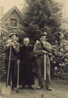 Berlaar, pastoor met tuinmannen, 1937