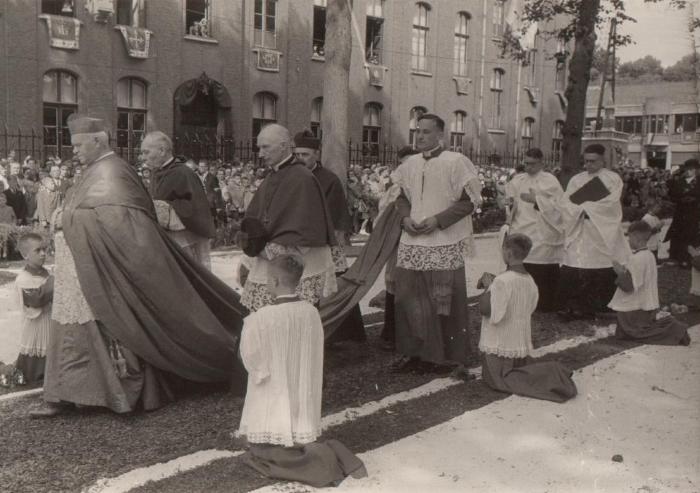 Vorselaar, marktplein, Bisschopsjubileum Van Roey, 1951