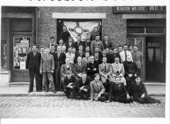 Lille, BJB-jongens rond 1950 poseren voor café 'Het Rubenspaleis' in de Kerkstraat.