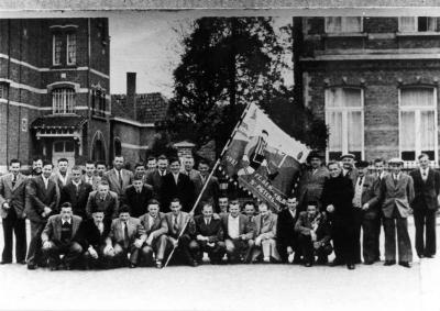 Lille , voetbal, gans de voetbalvereniging met de nieuwe vlag in de Kerkstraat in 1955.