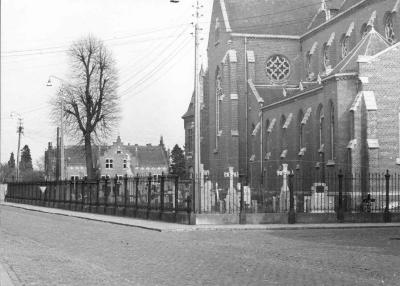 Lille, kerk St. Pieter met kerkhof en ijzeren grille 1967.