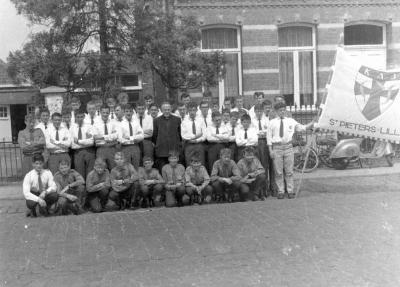 Lille, de KAJ-jongens met hun nieuwe vlag voor de onderpastorij op 1/5/1965.