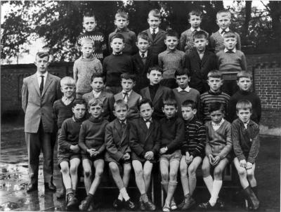 Poederlee, klasfoto (1963?) met onderwijzer Walter Driesen.