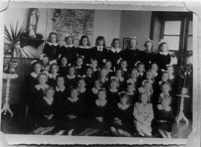Lille, schoolmeisjes van 1936 en 1937 in uniform