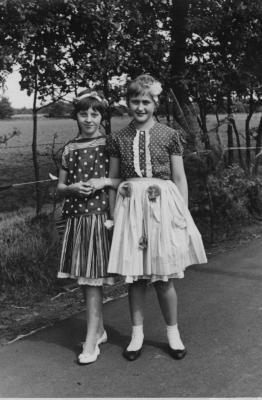 Henricus Augustus Torfs (Gusje Min), 100 Jarige. Twee meisjes in Huldigingsstoet, Achter-Olen, 1961