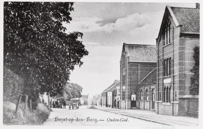 Heist-op-den-Berg, Tekenschool (rechts) in de Oude Godstraat 