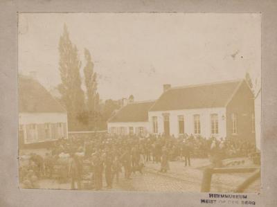 Heist-op-den-Berg, de kiekenmarkt op het Pleintje even voor 1900. 