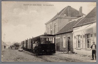 Heist-op-den-Berg,  Mechelsesteenweg met de aankomst van twee stoomtrams
