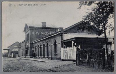 Heist-op-den-Berg, het stationsgebouw met een deel van het Stationsplein