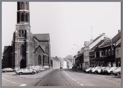 Heist-op-den-Berg, dorpskom te Booischot, met Sint-Salvatorkerk en dorpsplein
