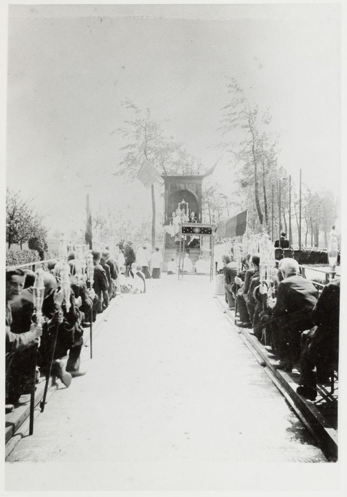 Heist-op-den-Berg, processie  te Itegem: zegening van het sacrament