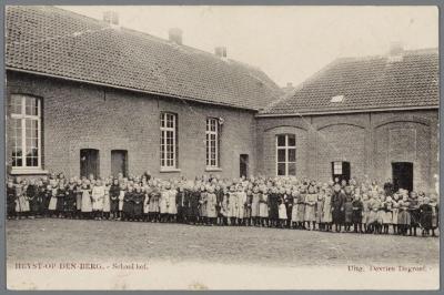 Heist-op-den-Berg, binnenplaats school