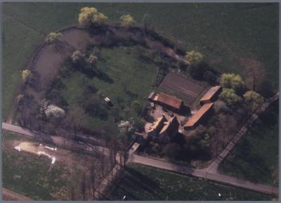 Heist-op-den-Berg, luchtfoto van het Hof van Riemen met bijgebouwen en gracht