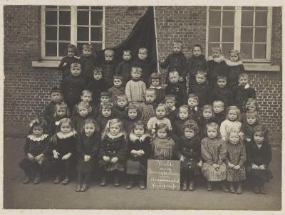 Heist-op-den-Berg, klasfoto van een aangenomen school tijdens de eerste wereldoorlog