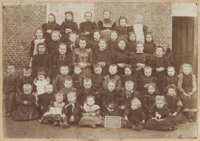 Heist-op-den-Berg, foto van een klas uit de meisjesschool te Hallaar 
