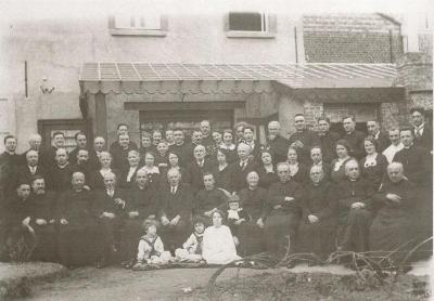 Heist-op-den-Berg, groepsfoto familie en kennissen van E.H. Jozef Geens