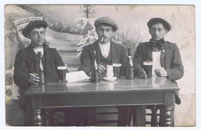 Heist-op-den-Berg,  mannen achter een cafétafel