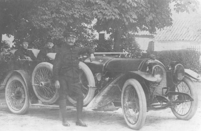Herenthout, Herlaar: auto en chauffeur van baron Van Reynegom de Buzet