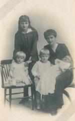 Herenthout, barones Van Reynegom met haar vier dochters