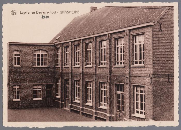 Lagere- en bewaarschool te Grasheide.