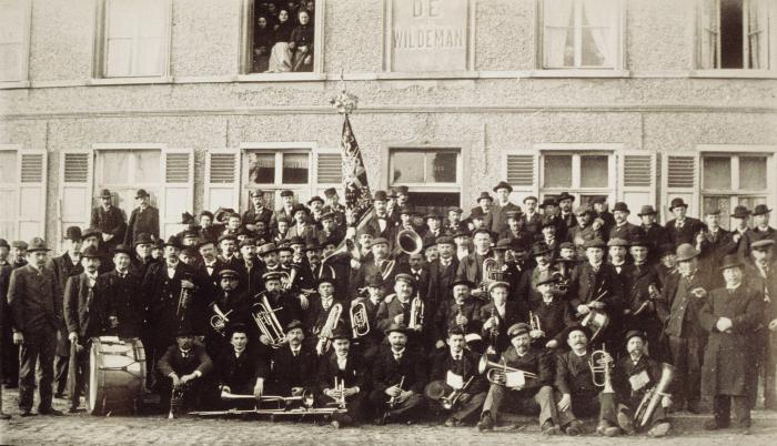 Putte, de fanfare Trouw in Deugd voor hotel De 'Wildeman'