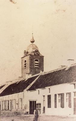 De toenmalige Dorpstraat met de oude kerktoren.