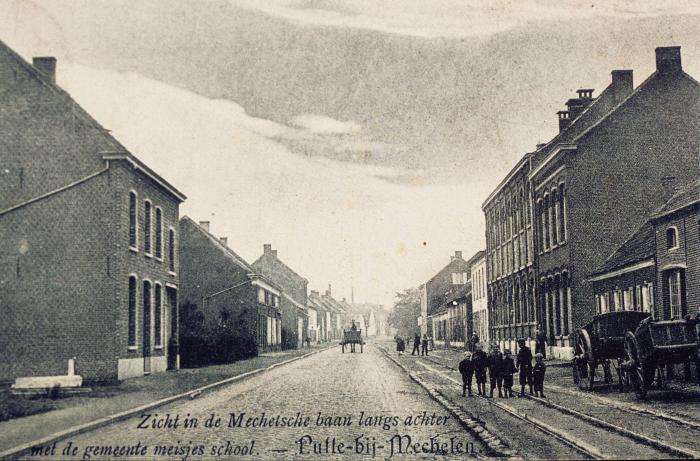 De Mechelbaan met de meisjesschool.