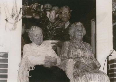 Julia Nestor, 100 jaar, en Maria Veronica Van Rompaey, 103 jaar.