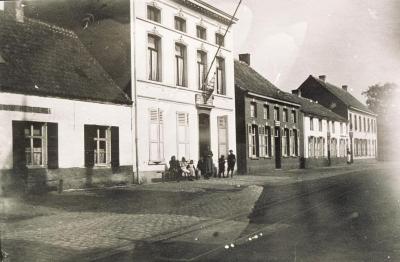 De linkerkant van de toenmalige Beerzelhoek in 1900.