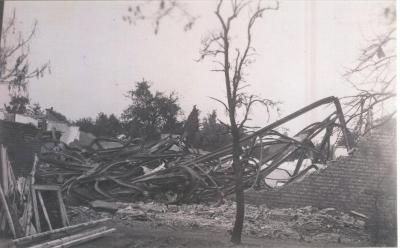 Putte, vernielde staande wip in dorpscentrum, mei 1940