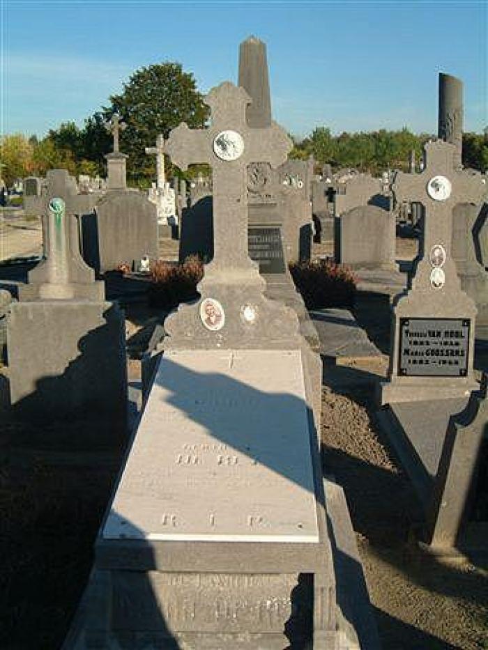 Putte, historische grafzerken, kerkhof Putte