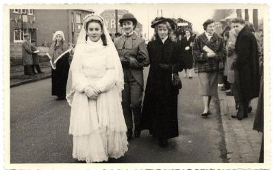 Honderdste verjaardag van Sofie Leys te Putte. Groep van de leerlingen van het Instituut Regina Pacis.