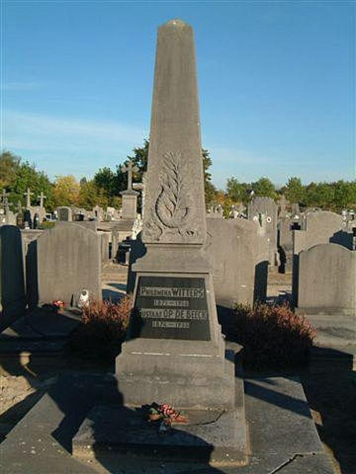 Historische grafzerken, kerkhof Putte.