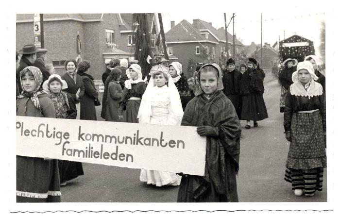 Putte, honderdste verjaardag van Sofie Leys. Groep van de leerlingen van het Instituut Regina Pacis.