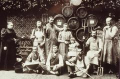 Putte, Eigenaars en gasten van 'Azijn en Bierbrouwerij Den Hert'