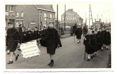 Honderdste verjaardag van Sofie Leys te Putte. Groep jongeren.