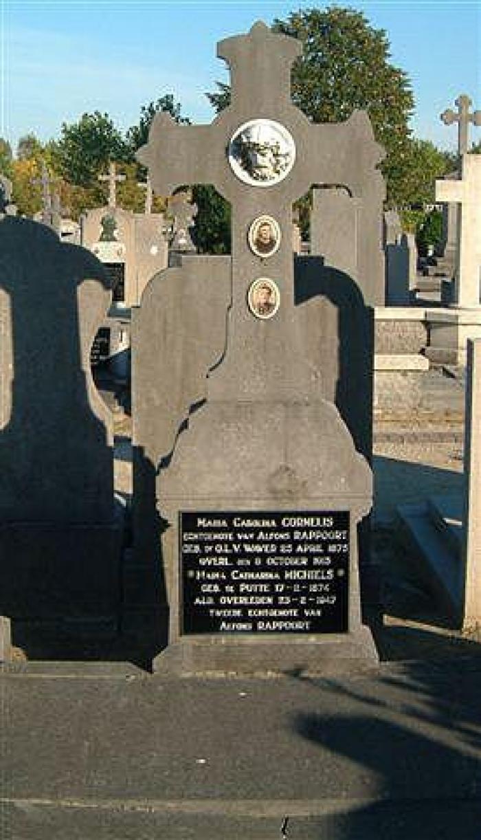 Historische grafzerken, kerkhof Putte.