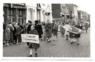 Honderdste verjaardag van Sofie Leys te Putte. Groep van de gemeentelijke meisjesschool.