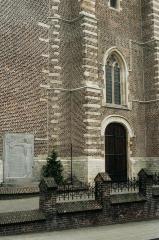 Beerzel kerk en oorlogsmomument