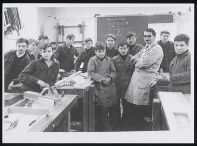 Rijksmiddelbare school, afdeling houtbewerking.