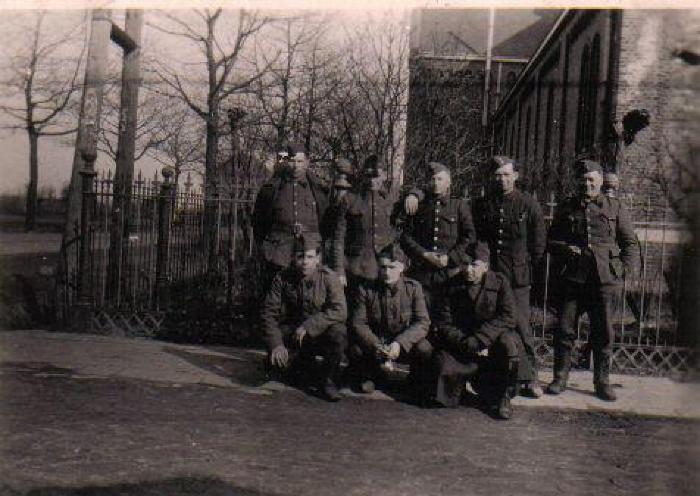 Putte, Belgische soldaten aan de kerk