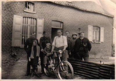 Belgische soldaten achter de woning van Antoon Buelens.