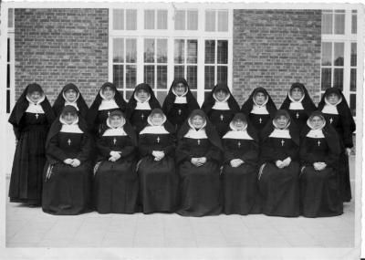 Groepsfoto Zusters van de Christelijke scholen te Nijlen, 1956