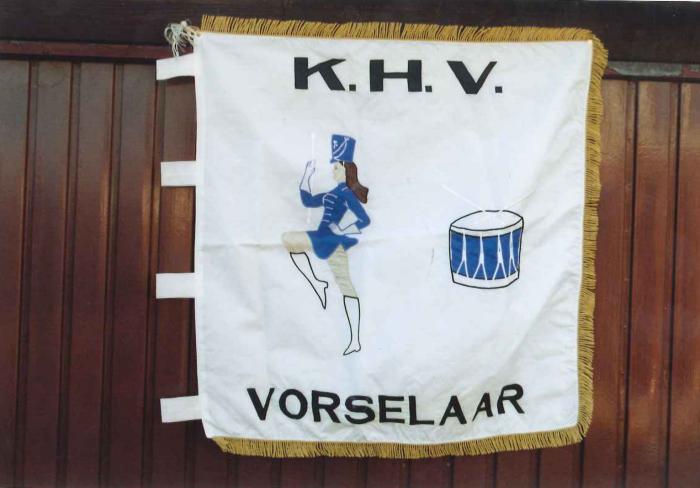 Vorselaar, vlag van de Harmonie met majorette