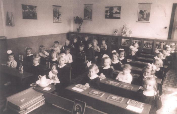 Herenthout, meisjesschool (gemengde bewaarschool), 1945