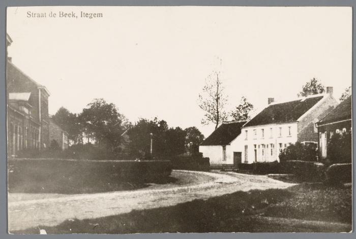 Heist-op-den-Berg, Beekstraat met haar scholen te Itegem