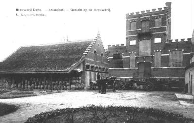 Heist-op-den-Berg, gebouwen en binnenplein van de brouwerij Dens te Booischot