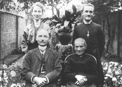 Heist-op-den-Berg, familiefoto van en met E.H. Bogaerts, pastoor te Booischot