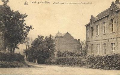 Heist-op-den-Berg, burgerhuis "Vogelenzang" en een schoolgebouw 