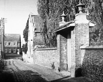 Heist-op-den-Berg, ingangspoort van de pastorie van de Sint-Jan-Baptistparochie van Schriek